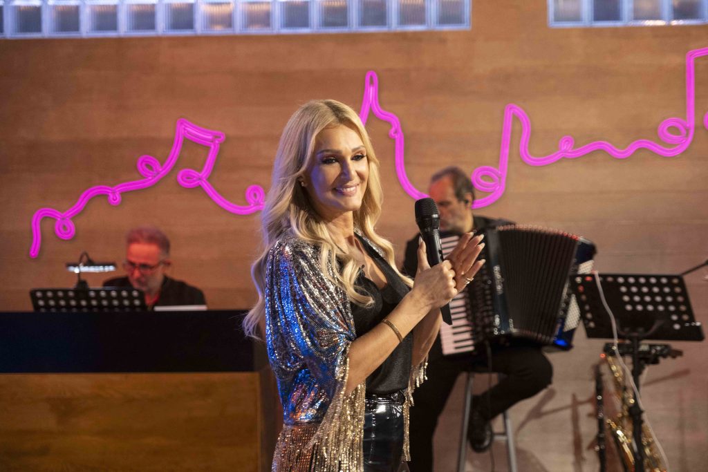 ΕΡΤ1: #Παρέα με τον Γιώργο Κουβαρά – «Οι ξεχωριστοί φίλοι του Δημήτρη Γιαρμενίτη» Α΄ Μέρος