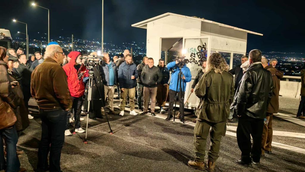 Αγρότες: Ημέρα αναδιάταξης στα μπλόκα για τη διέλευση των εκδρομέων – «Αγκάθι» οι εκτροπές κυκλοφορίας