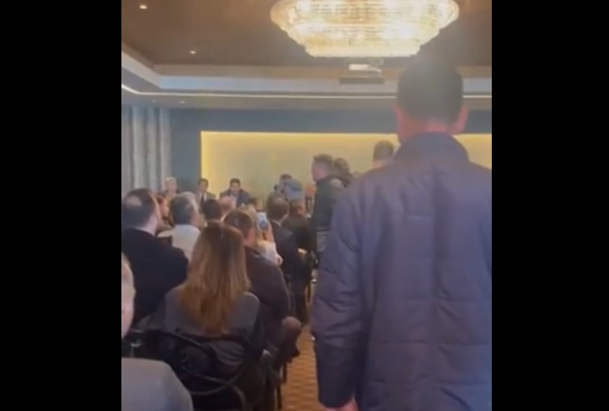 Θεσσαλονίκη: Παρέμβαση αγροτών στη συνέλευση της ΠΕΔ-ΚΜ παρουσία Λιβάνιου (βίντεο)