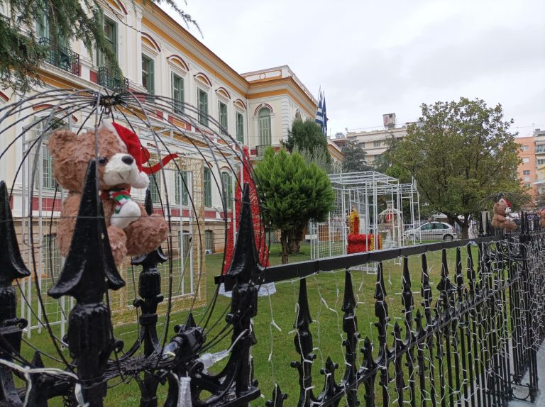 Σέρρες: Έκλεψαν 55 αρκουδάκια από τον χριστουγεννιάτικο στολισμό του κτιρίου της Περιφέρειας