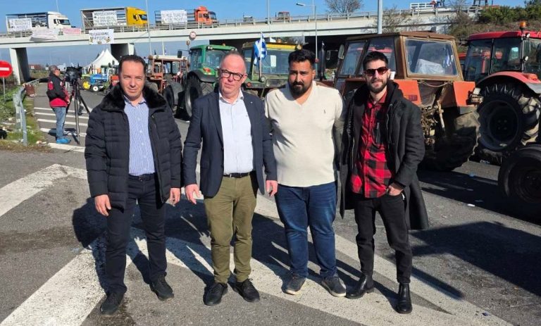 Στο μπλόκο της Νίκαιας ο πρόεδρος του Επιμελητηρίου Λάρισας – Εξέφρασε τη συμπαράσταση στους αγρότες