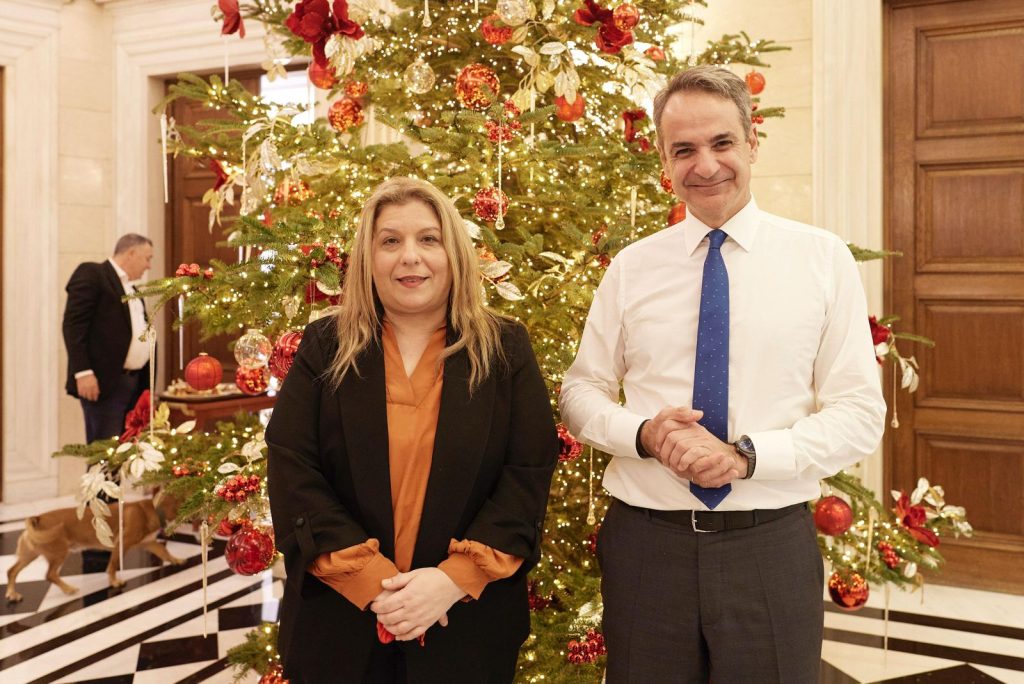 Στο Μαξίμου οι βουλευτές της ΝΔ μετά από κάλεσμα Μητσοτάκη – Οι ευχές, οι συζητήσεις και το ασημένιο γούρι