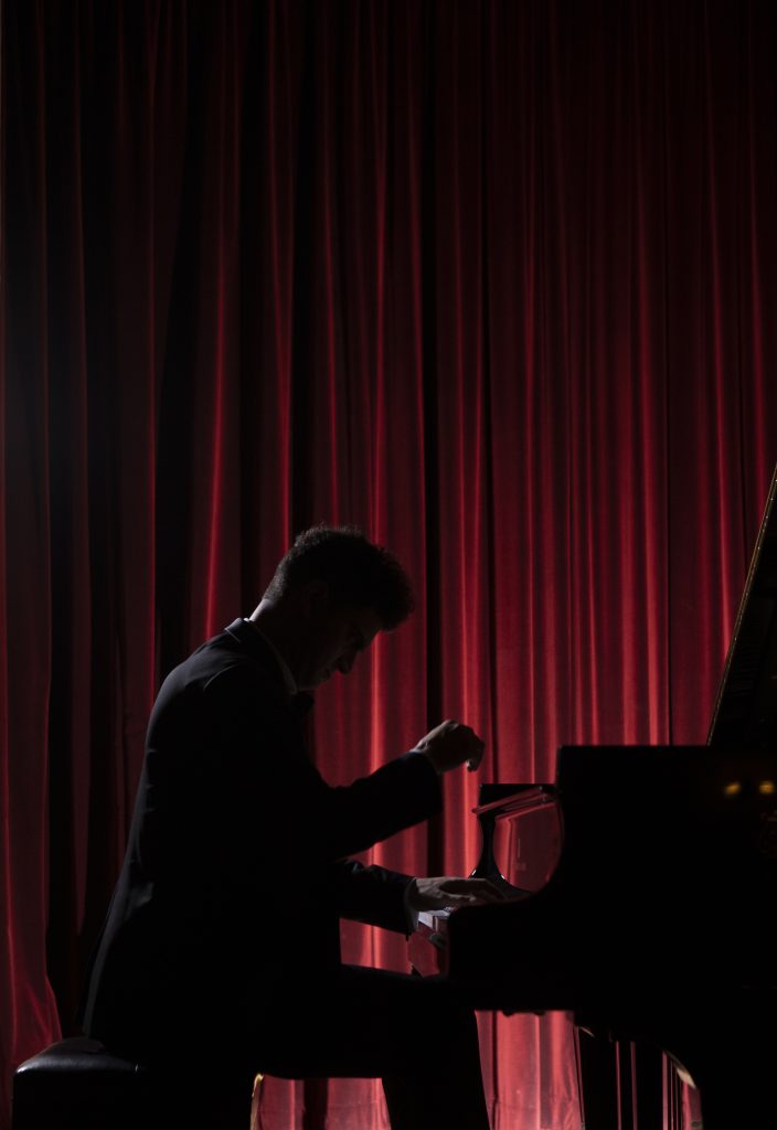 Αλέξανδρος Κυριακόπουλος: Ο νεαρός Έλληνας πιανίστας που χτίζει τη νίκη αθόρυβα στην άλλη άκρη του Ατλαντικού