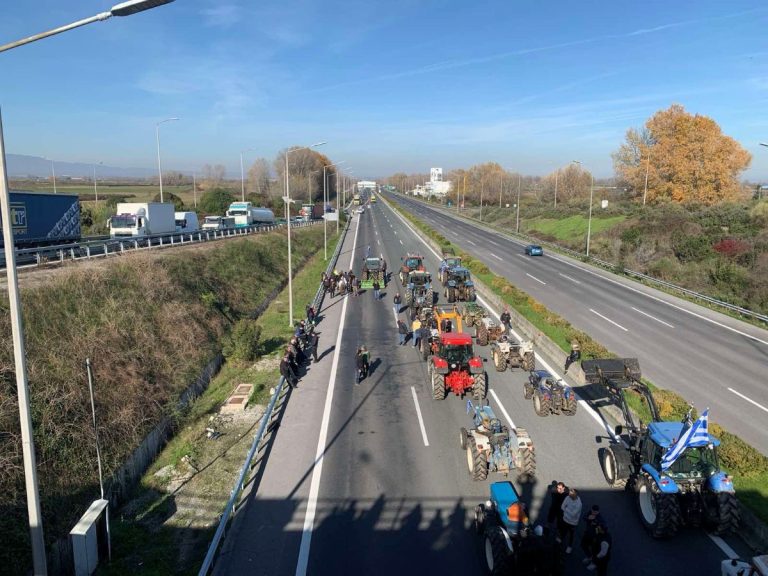 Συμβολικός αποκλεισμός της ΠΑΘΕ στον κόμβο Βαρικού από αγρότες της νότιας Πιερίας