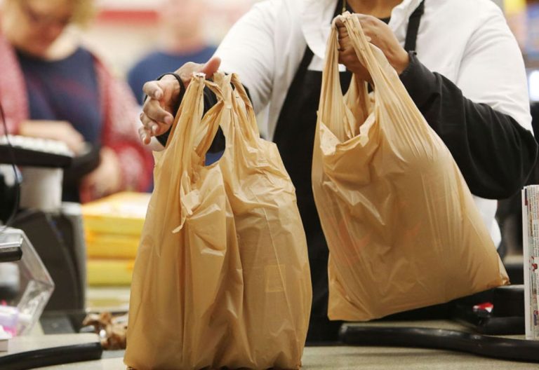 Σακούλες και περιβαλλοντικό τέλος: τι ισχύει, τι χρεώνεται και πού εντοπίζονται τα λάθη