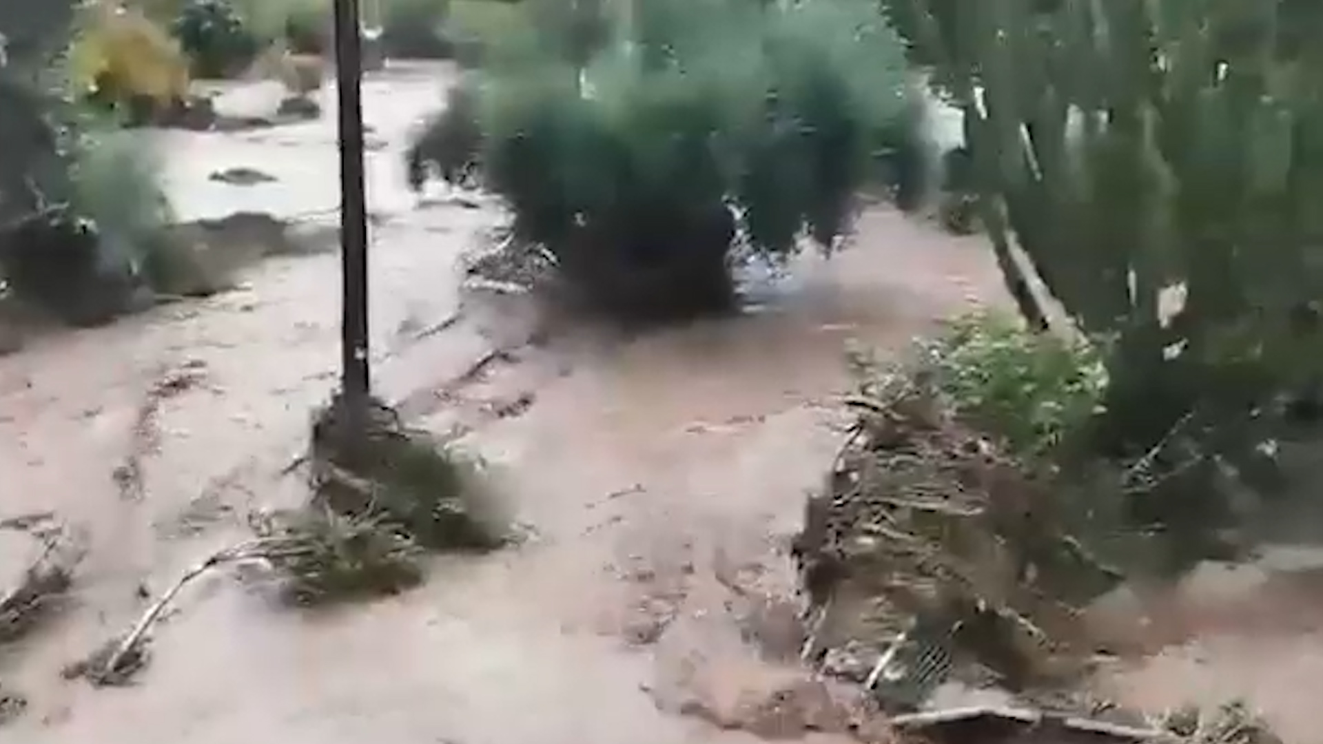 Βροχοπτώσεις και κατολισθήσεις στη Λακωνία: Χείμαρροι οι δρόμοι στον Πλάτανο – Μηνύματα  από το 112 για Αν. Μάνη και Ευρώτα