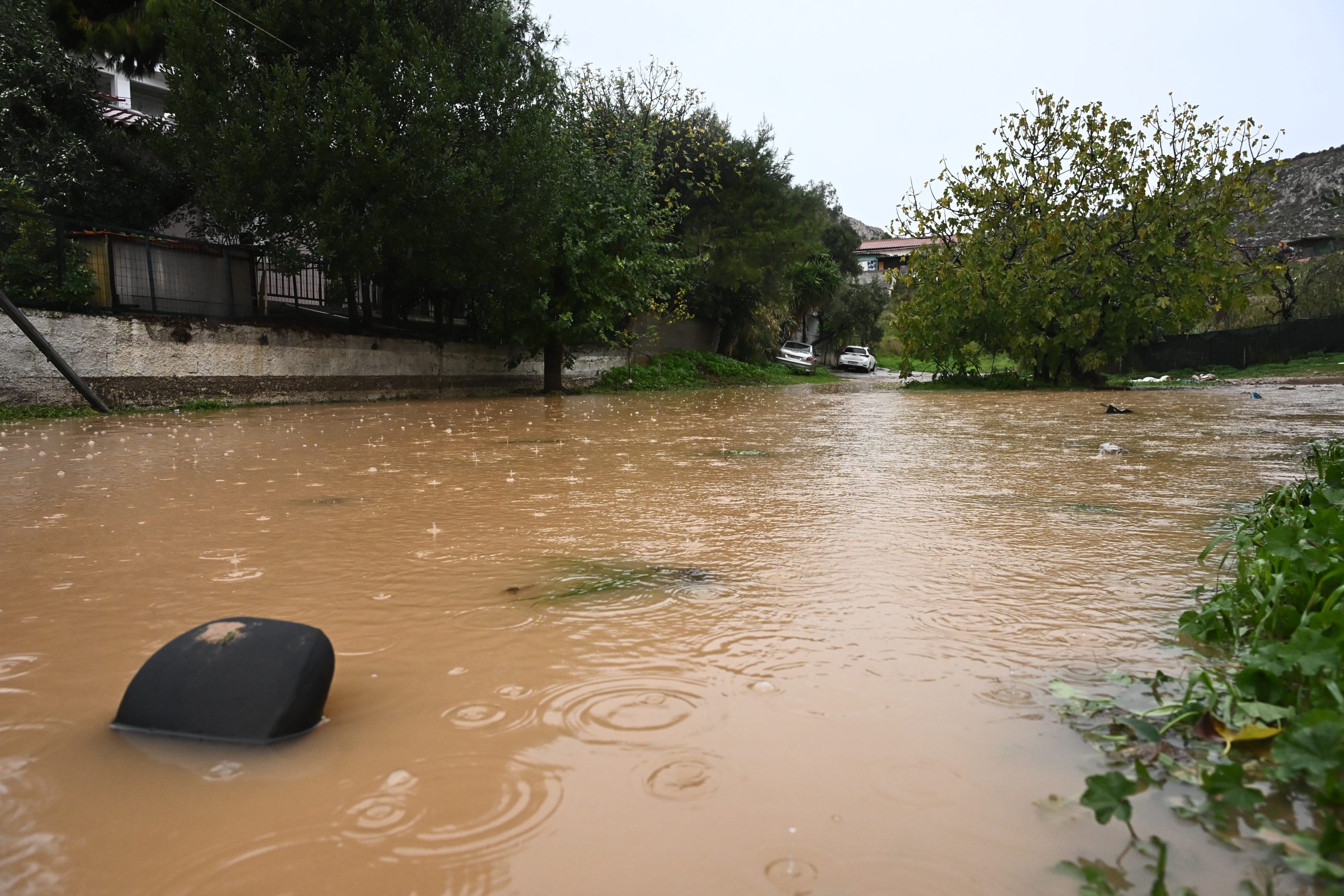 Η κακοκαιρία «Byron» σφυροκοπά τη χώρα – Δρόμοι ποτάμια, σπίτια πλημμυρισμένα και εγκλωβισμένοι πολίτες