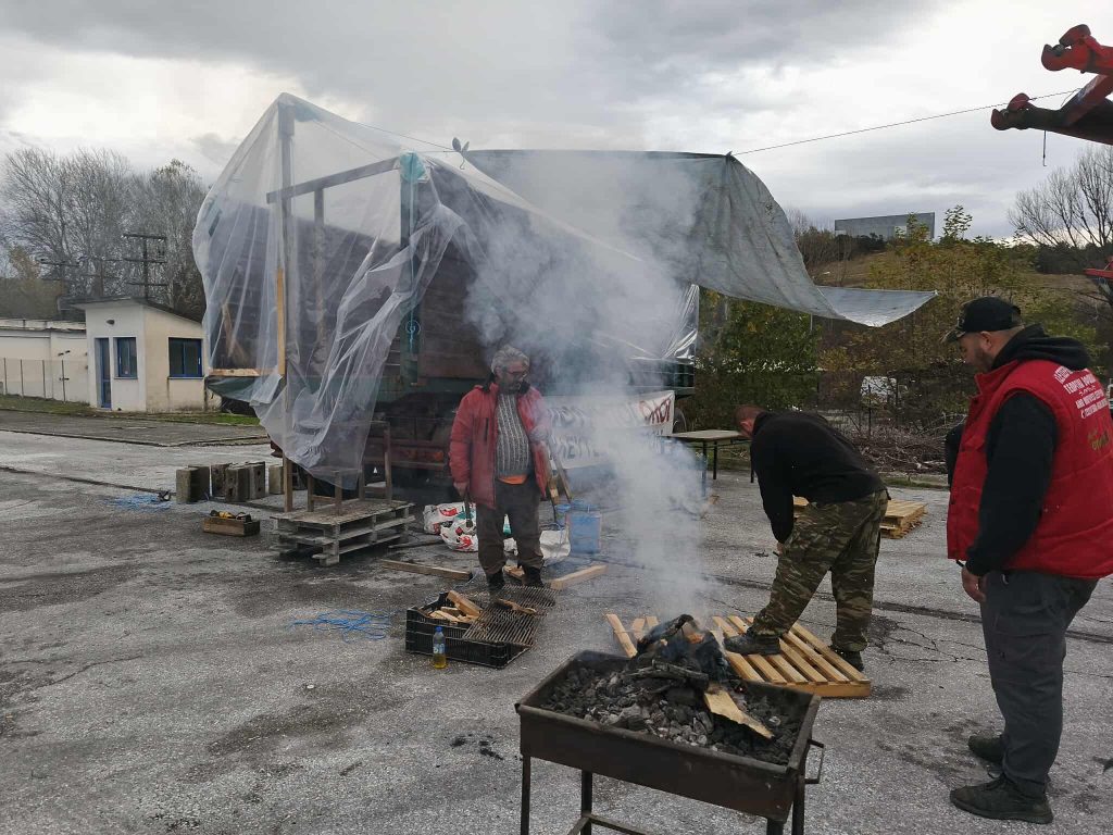 Έκλεισαν το τελωνείο του Προμαχώνα για τα φορτηγά οι αγρότες των Σερρών