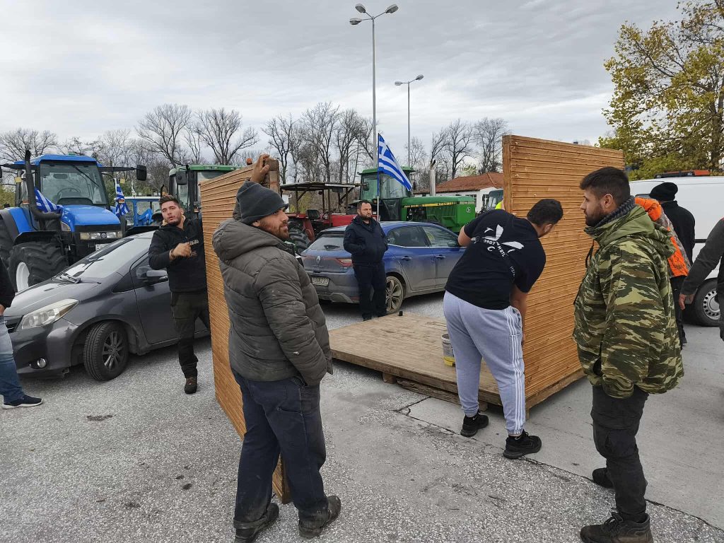 Έκλεισαν το τελωνείο του Προμαχώνα για τα φορτηγά οι αγρότες των Σερρών