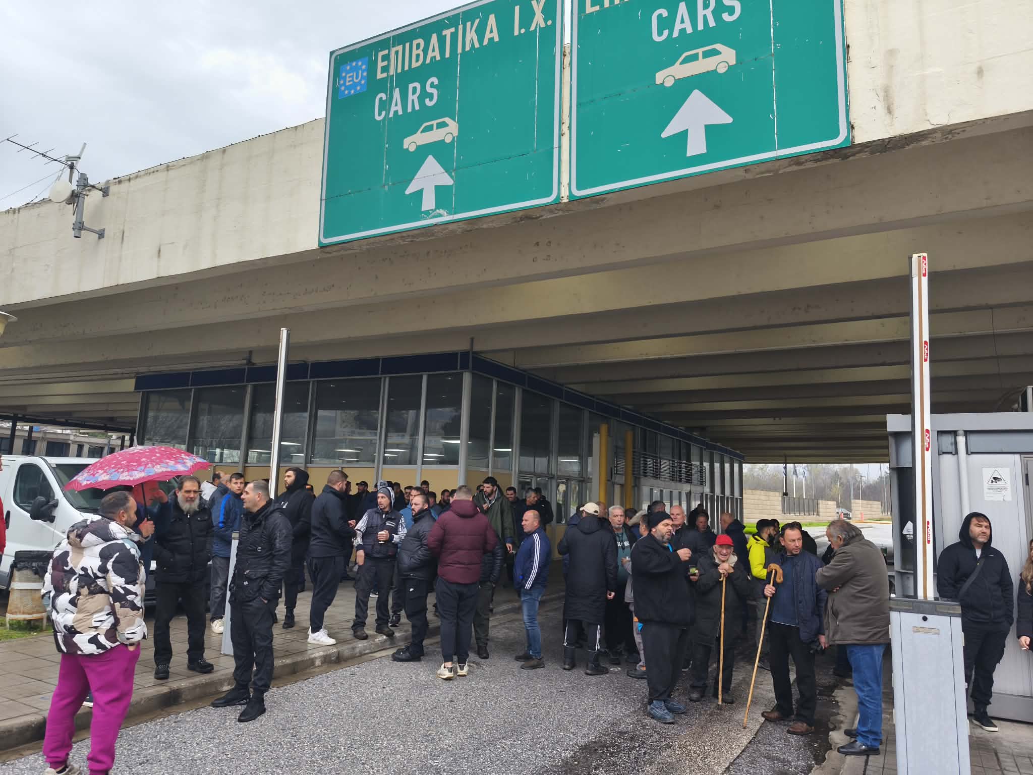 Παραμένουν στο μπλόκο του Προμαχώνα οι αγρότες – Κλειστός για φορτηγά ο μεθοριακός σταθμός