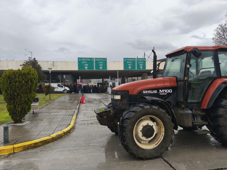 Αγροτικά μπλόκα: Αποκλεισμοί σε Εθνική, Εγνατία και Ιόνια Οδό – Νέες συνελεύσεις το μεσημέρι