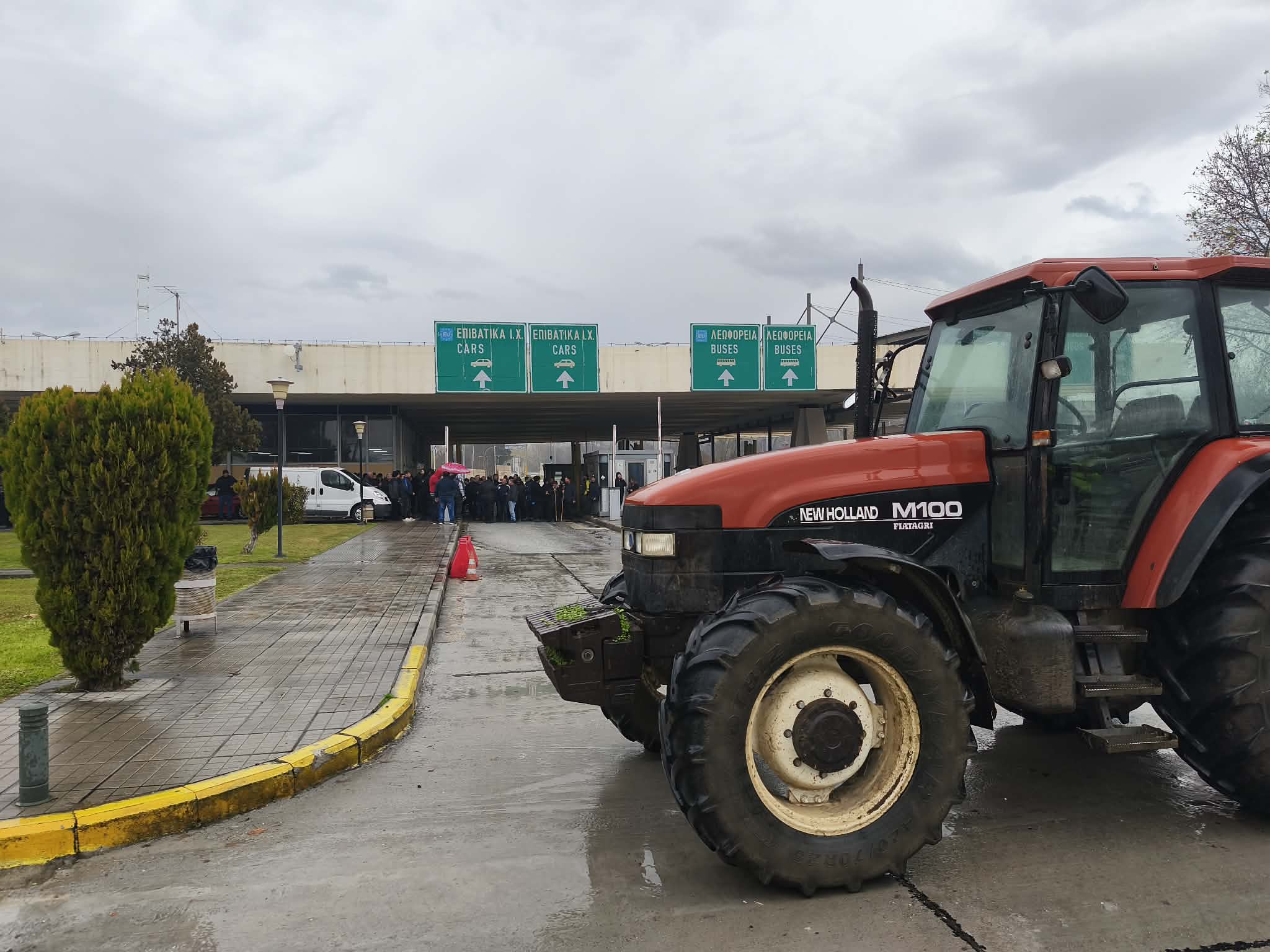 Σέρρες: Σκληραίνουν τη στάση τους οι αγρότες στον Προμαχώνα – Κλείνουν για έξι ώρες το τελωνείο για τα φορτηγά