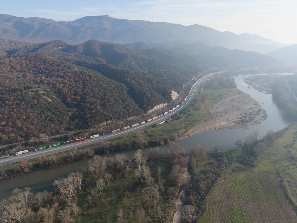 Χριστούγεννα στα μπλόκα – Εμμένουν στις κινητοποιήσεις τους οι αγρότες