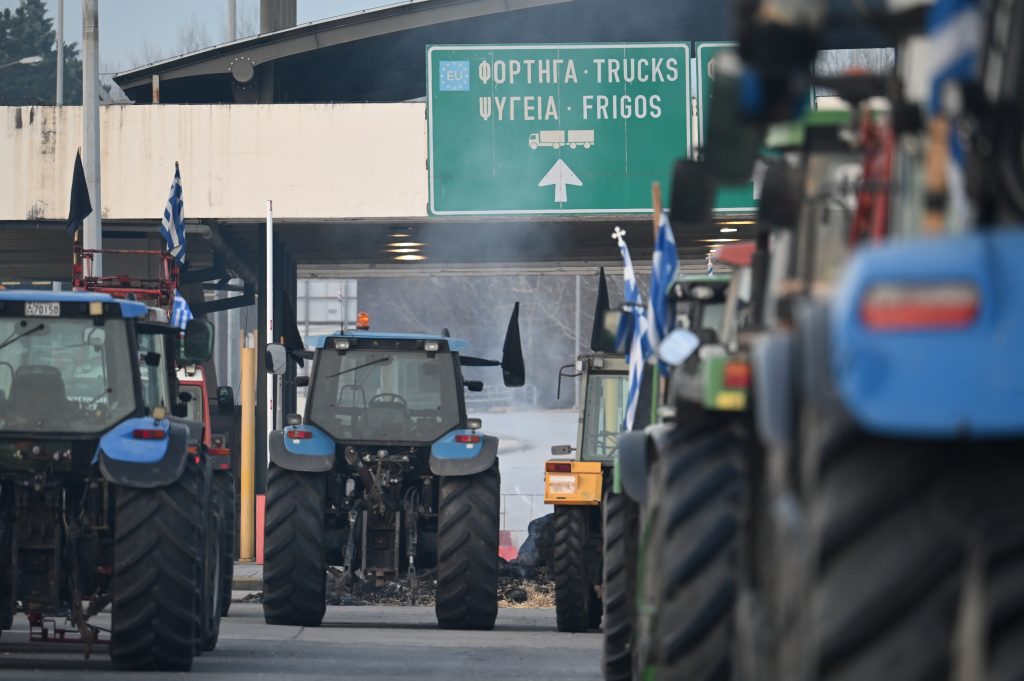 Χριστούγεννα στα μπλόκα – Εμμένουν στις κινητοποιήσεις τους οι αγρότες