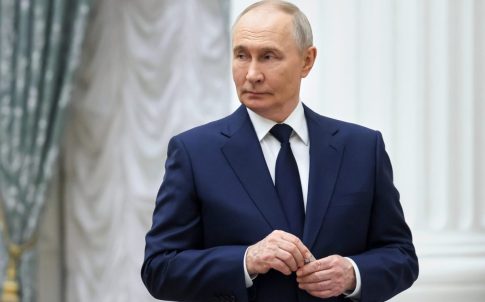 Χριστούγεννα στο βουνό: Το αδιαχώρητο στις χιονοδρομικές πίστες – Πέτρινα σπίτια και καλντερίμια μαγεύουν τους επισκέπτες