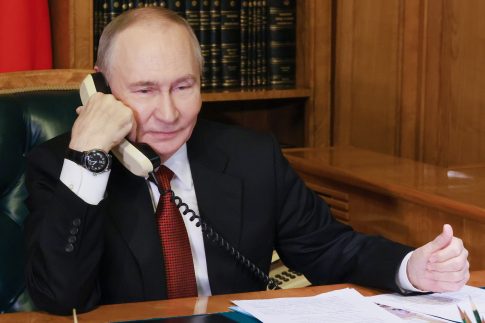 Ο Ζελένσκι ζητά πίεση προς τη Μόσχα πριν από τη συνάντηση με τον Τραμπ και δημοσιεύει βίντεο από τις επιθέσεις στην Ουκρανία