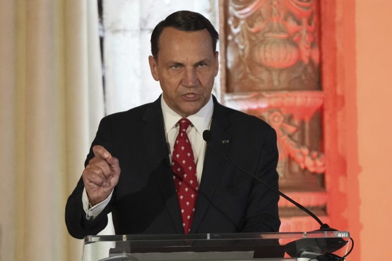 Διαμάχη ΥΠΕΞ Πολωνίας – Ουγγαρίας για το πάγωμα ρωσικών περιουσιακών στοιχείων – «Ο Όρμπαν έχει τιμηθεί με το τάγμα Λένιν»