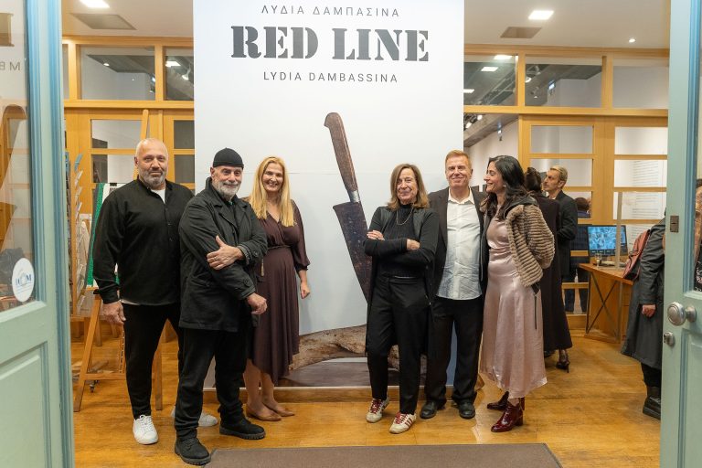 Εγκαινιάστηκε η έκθεση ”Red Line, Κόκκινη Γραμμή, Ligne rouge” της Λύδιας Δαμπασίνα στη Δημοτική Πινακοθήκη Χανίων