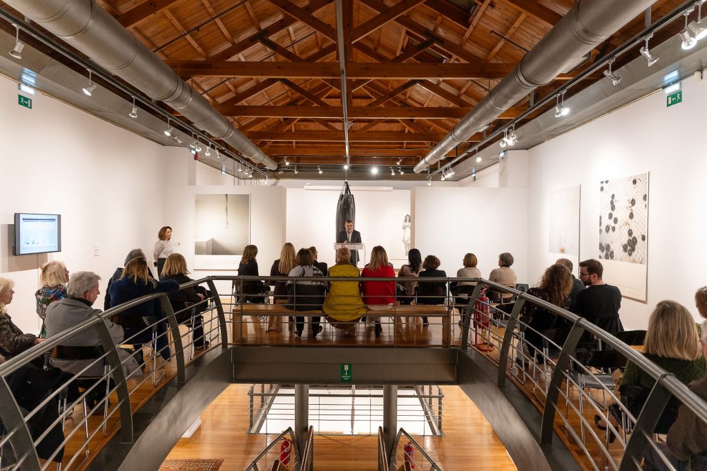 Εγκαινιάστηκε η έκθεση ”Red Line, Κόκκινη Γραμμή, Ligne rouge” της Λύδιας Δαμπασίνα στη Δημοτική Πινακοθήκη Χανίων