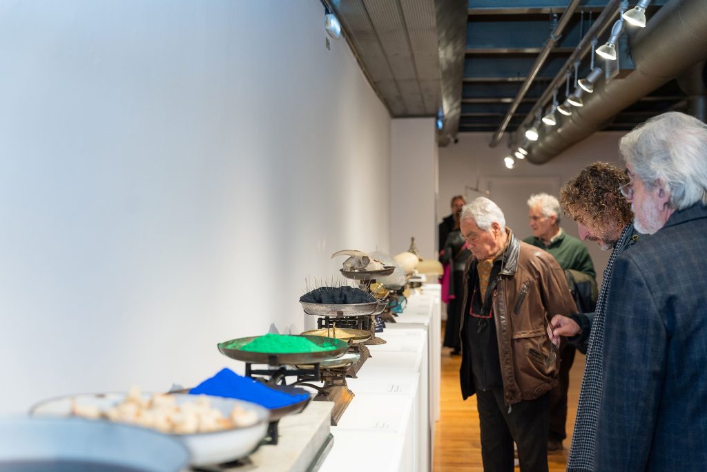Εγκαινιάστηκε η έκθεση ”Red Line, Κόκκινη Γραμμή, Ligne rouge” της Λύδιας Δαμπασίνα στη Δημοτική Πινακοθήκη Χανίων