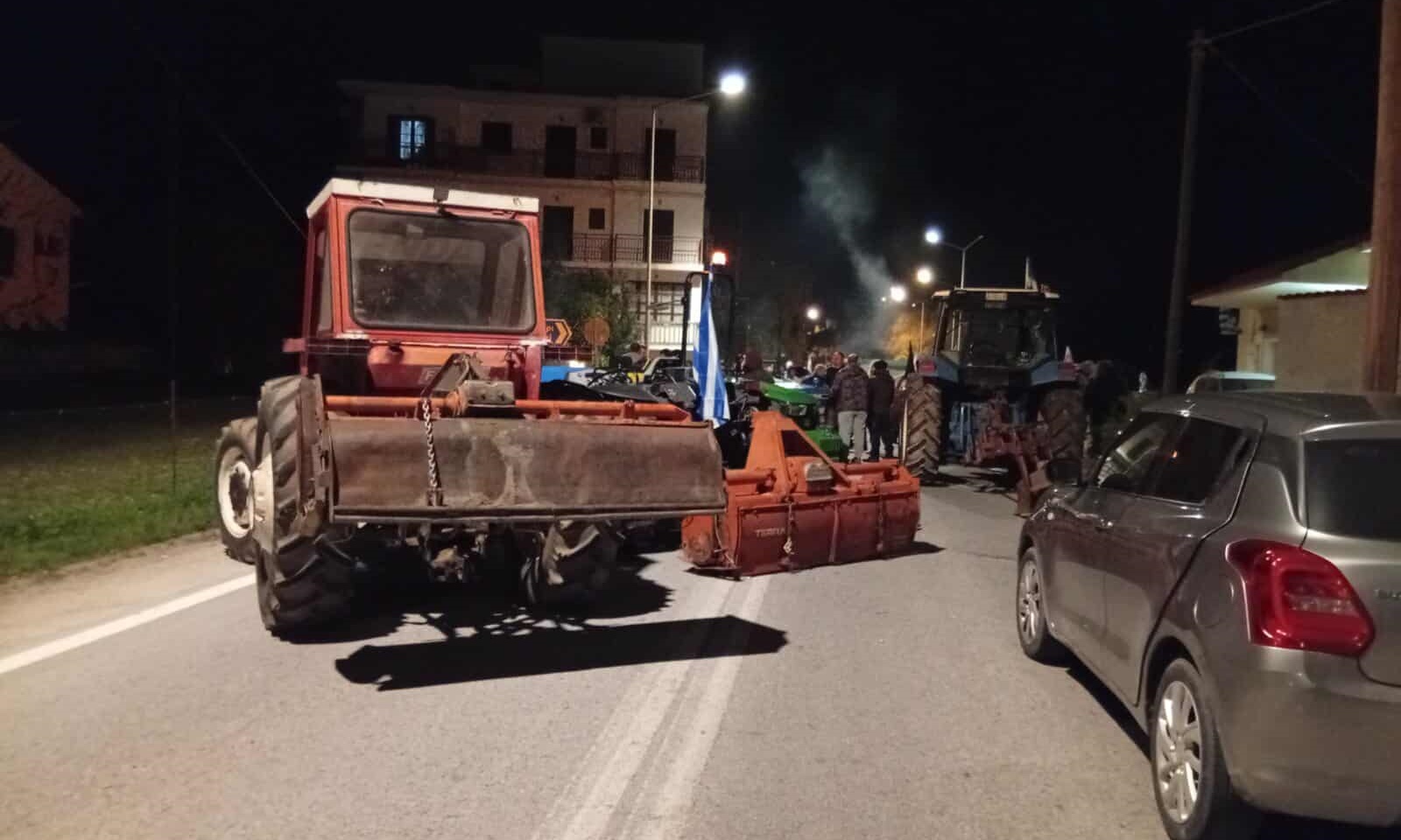 Κλειστή από τους αγρότες η εθνική οδός Σάμου – Καρλοβάσου στο ύψος του Κοκκαρίου