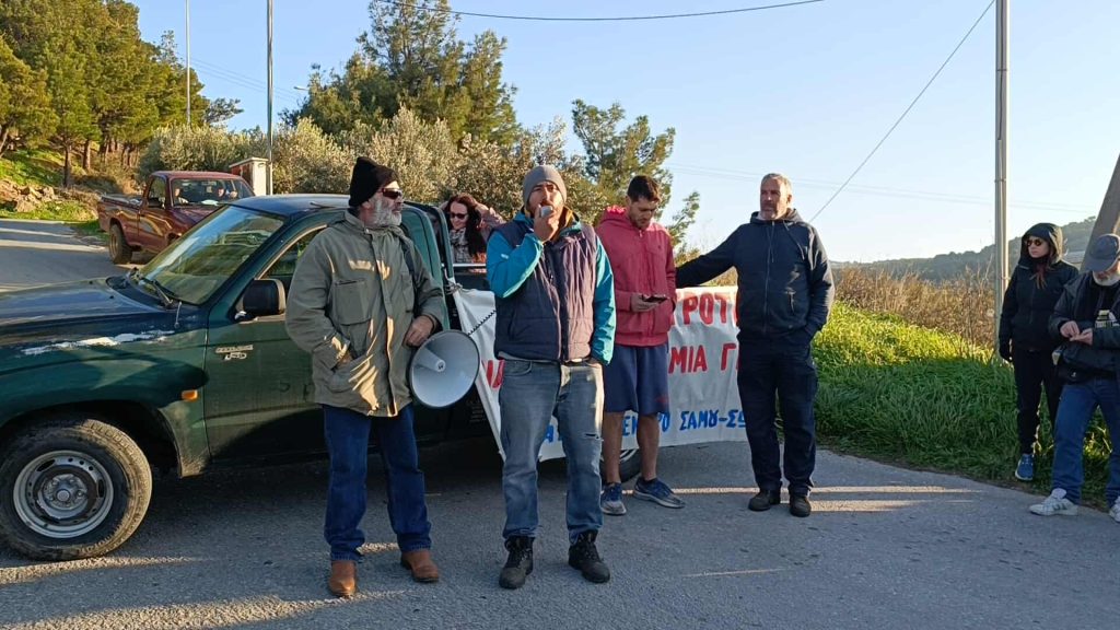 Μπλόκο αγροτών στην Σάμο – Έκλεισαν συμβολικά τον δρόμο προς το Καρλόβασι