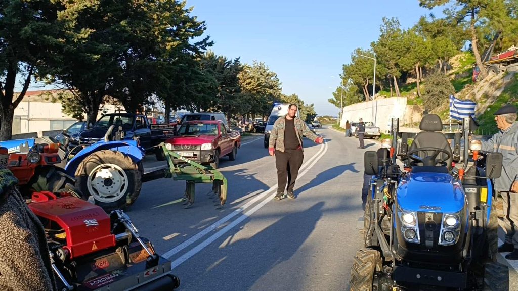 Μπλόκο αγροτών στην Σάμο – Έκλεισαν συμβολικά τον δρόμο προς το Καρλόβασι