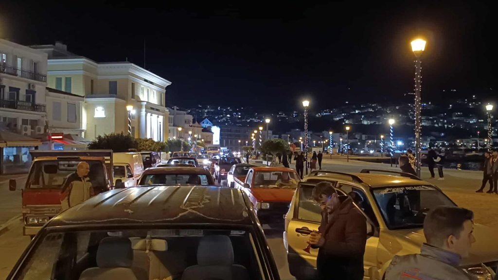 Μπλόκο αγροτών στην Σάμο – Έκλεισαν συμβολικά τον δρόμο προς το Καρλόβασι