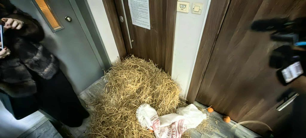 Πορεία αγροτών στο Αγρίνιο – Άφησαν πορτοκάλια, σανό και κοπριά σε γραφεία πολιτικών