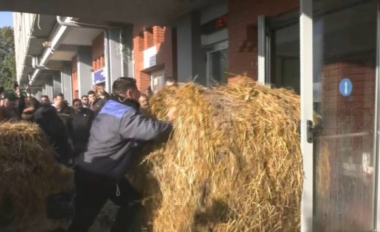 Ένταση στην Καβάλα: Κατάληψη του κτηρίου της Αντιπεριφέρειας από τους αγρότες – Πετούν άχυρα και γάλα