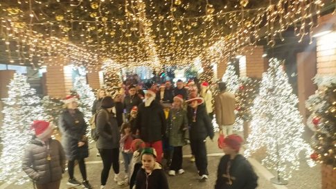 Γέμισε δώρα «Το δέντρο της αγάπης» στη Μυτιλήνη