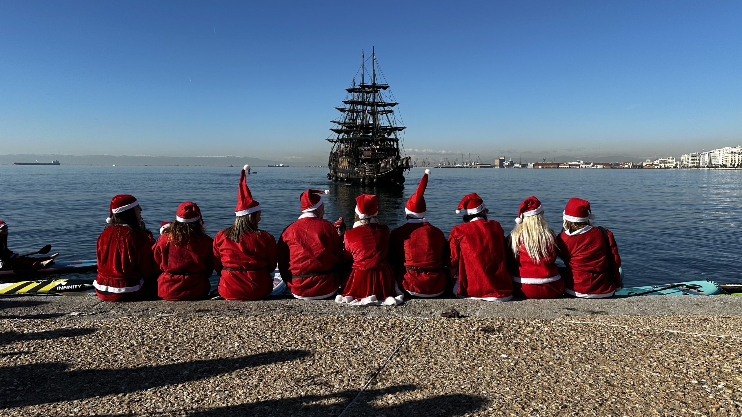 Θεσσαλονίκη: Ετοιμάζονται οι Αγιοβασίληδες να …σερφάρουν με sup στη Νέα Παραλία