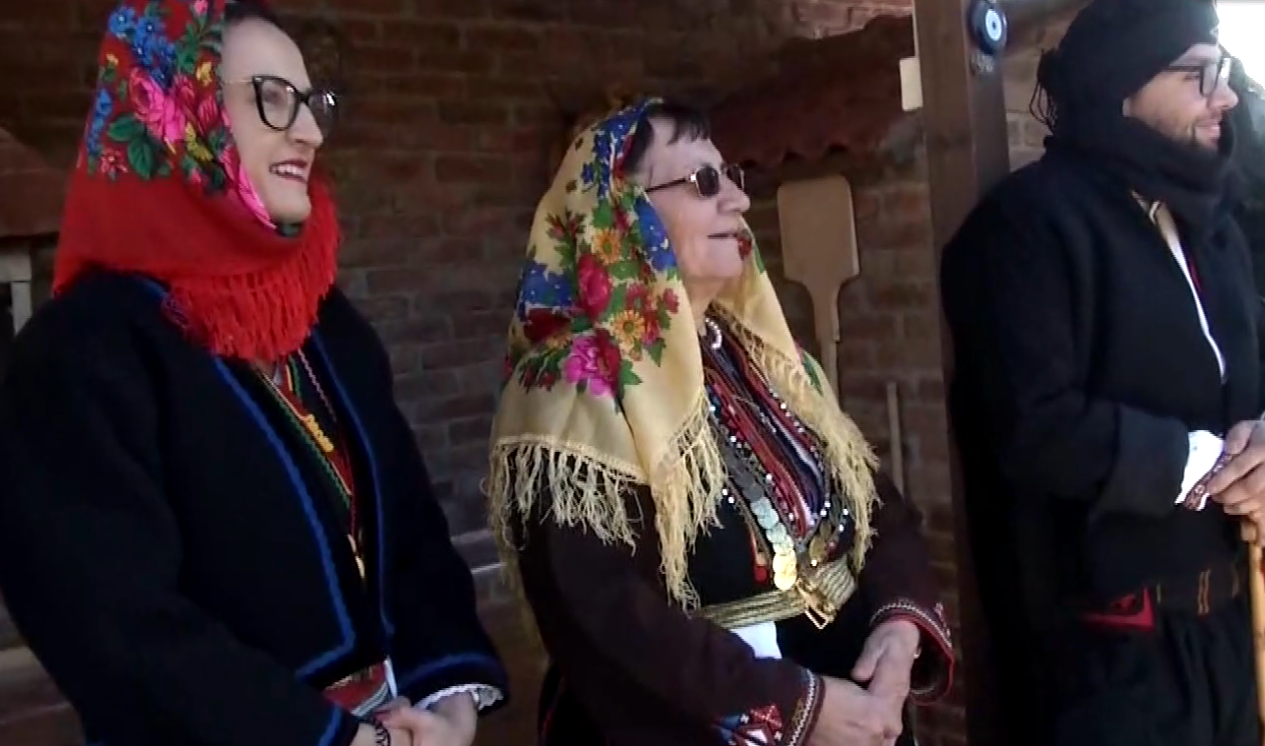 Η Ελλάδα γιορτάζει με ήχους, γεύσεις και έθιμα που αναβιώνουν