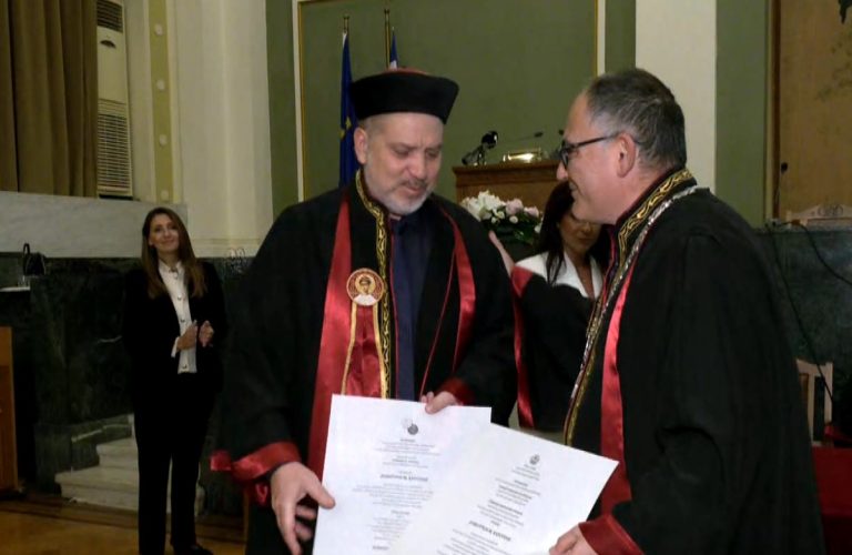 Επίτιμος Διδάκτορας Ιατρικής του ΑΠΘ ο Δημήτρης Καρούσης- Αφιέρωσε την αναγόρευσή του στον γιο του Ιωνά που σκοτώθηκε σε τρομοκρατικη επίθεση