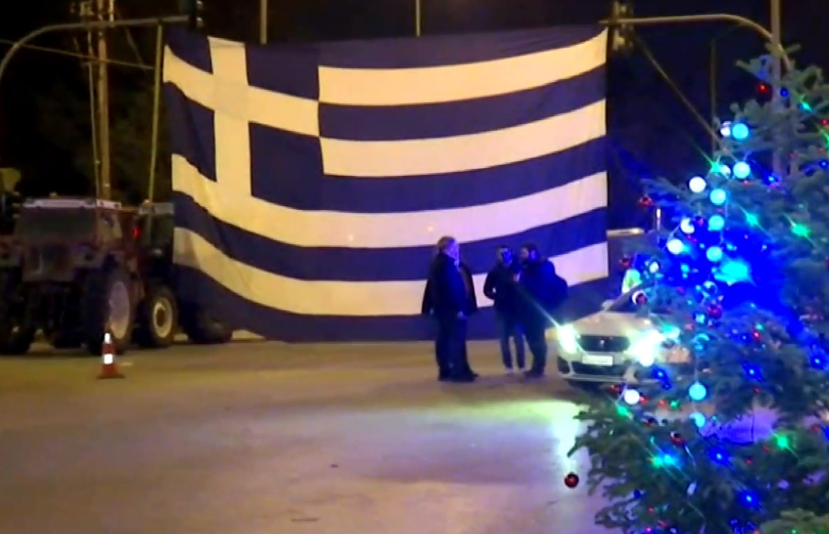 Θεσσαλονίκη: Αδιάθετα προϊόντα μοίρασαν στο μπλόκο στα «Πράσινα φανάρια» παραγωγοί και πωλητές λαϊκών αγορών