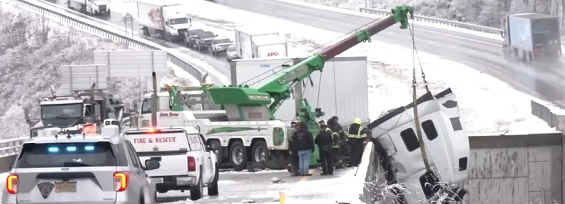 Σε «πολική δίνη» οι ΗΠΑ – Οι χιονοθύελλες προκαλούν ακραία ατυχήματα (βίντεο)