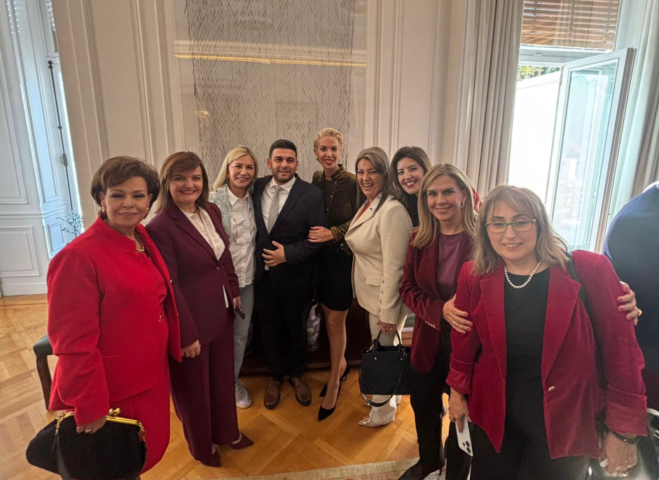 Στο Μαξίμου οι βουλευτές της ΝΔ μετά από κάλεσμα Μητσοτάκη – Οι ευχές, οι συζητήσεις και το ασημένιο γούρι