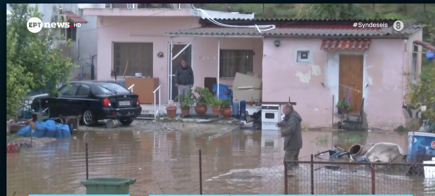 Ποτάμια οι δρόμοι στη Νέα Πέραμο: Απέραντη λίμνη κάτω από την Παλαιά Εθνική κατέγραψε η κάμερα του ΕΡΤnews
