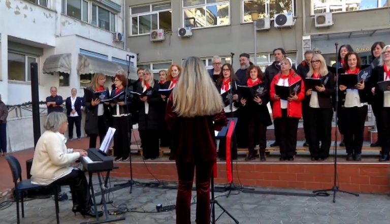 Θεσσαλονίκη: Η χορωδία του Θεαγενείου ψάλλει τα κάλαντα για τους ασθενείς
