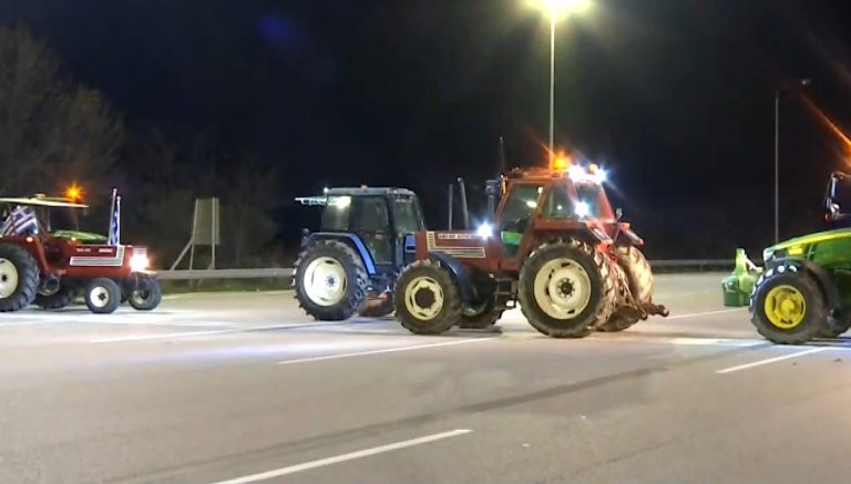 Θεσσαλονίκη: Αμετακίνητοι οι αγρότες- Πληθαίνουν τα τρακτέρ στα μπλόκα
