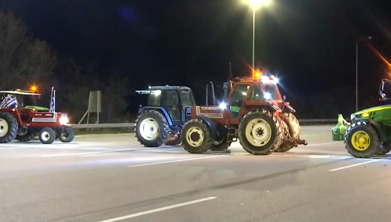 Θεσσαλονίκη: Αμετακίνητοι οι αγρότες- Πληθαίνουν τα τρακτέρ στα μπλόκα