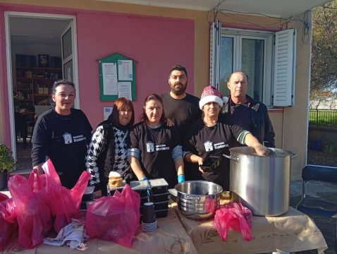 Γέμισε δώρα «Το δέντρο της αγάπης» στη Μυτιλήνη