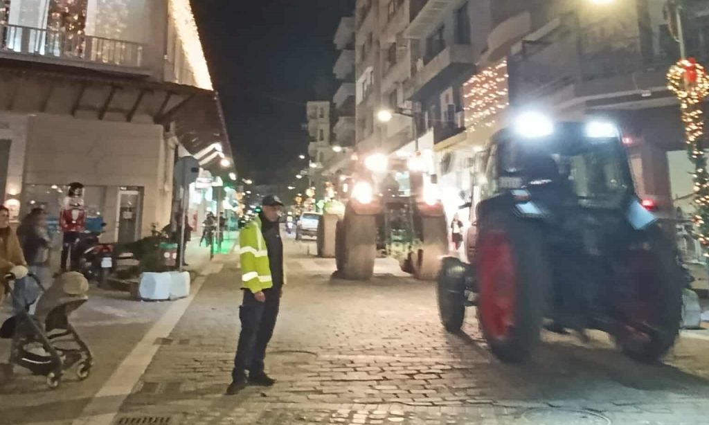 Αγρότες από το μπλόκο του Προμαχώνα στην συγκέντρωση για τον προϋπολογισμό στις Σέρρες