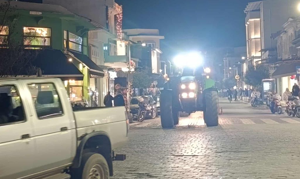 Αγρότες από το μπλόκο του Προμαχώνα στην συγκέντρωση για τον προϋπολογισμό στις Σέρρες