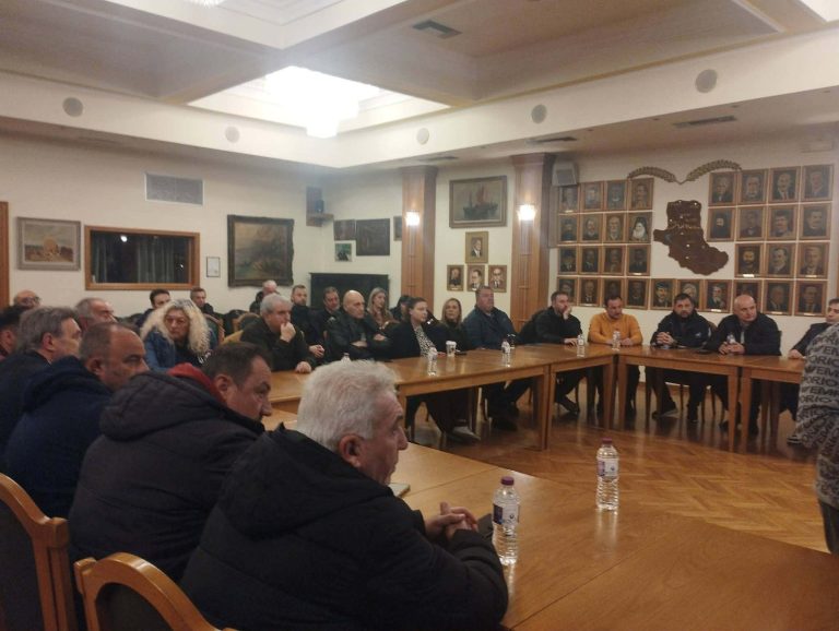 Σέρρες: Κλείσιμο της αγοράς και σύσκεψη με τους βουλευτές ζήτησαν οι αγρότες από τους παραγωγικούς φορείς