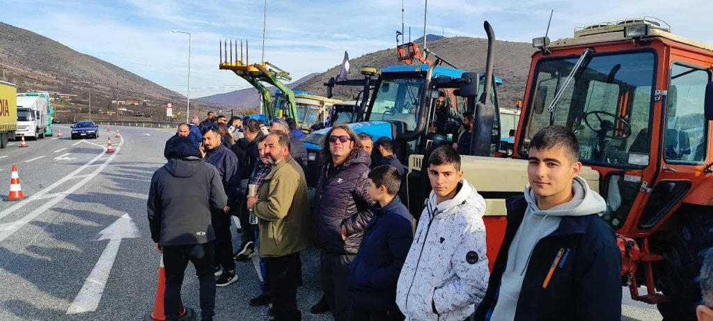 Κοζάνη: Νέος κύκλος αγροτικών κινητοποιήσεων στη Σιάτιστα – Αποφασισμένοι να μείνουν στα μπλόκα και τα Χριστούγεννα οι αγρότες