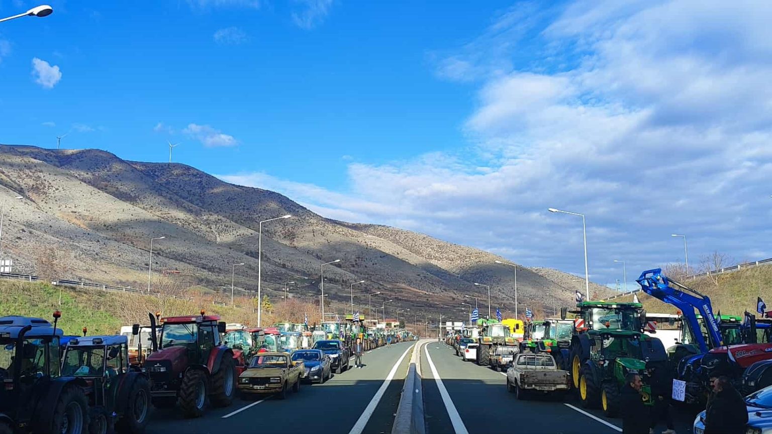 Σε αναμονή αποφάσεων οι αγροκτηνοτρόφοι της Δ. Μακεδονίας – Μία εβδομάδα μπλόκο στη Σιάτιστα