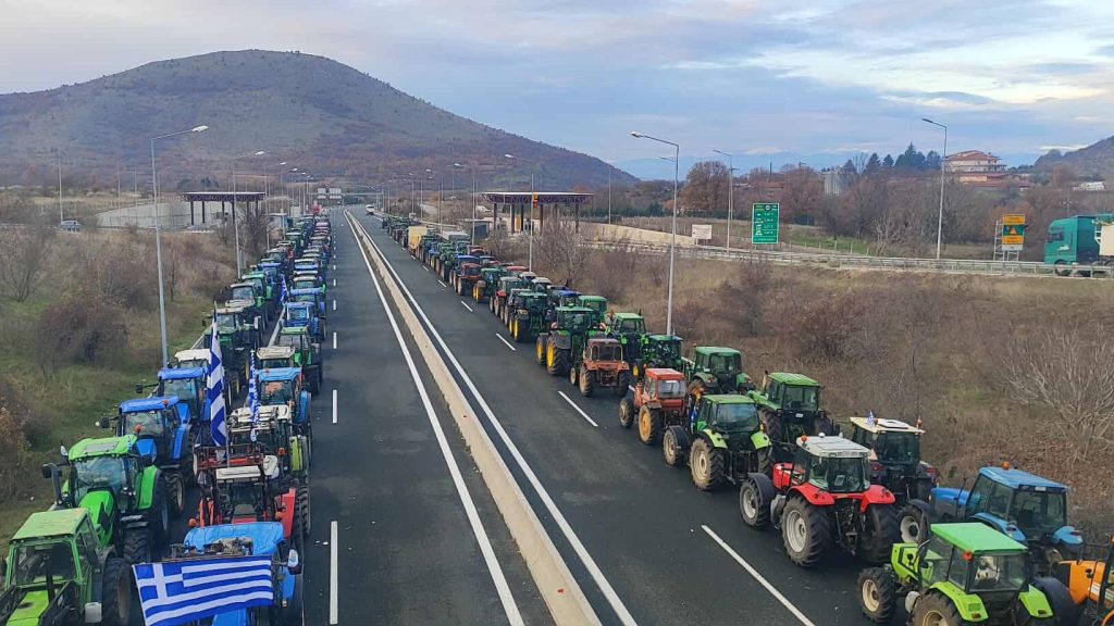Σε αναμονή αποφάσεων οι αγροκτηνοτρόφοι της Δ. Μακεδονίας – Μία εβδομάδα μπλόκο στη Σιάτιστα