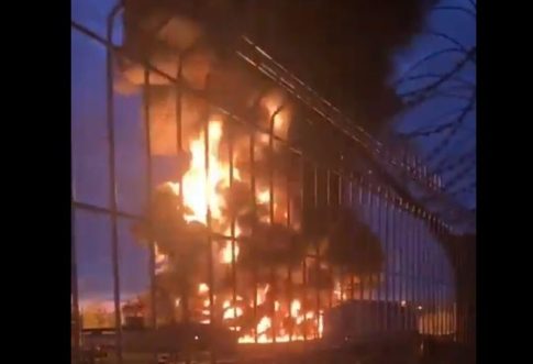 Έκρηξη σε αυτοκινητόδρομο της Ιταλίας: Φορτηγό με αέριο τυλίχθηκε στις φλόγες (βίντεο)