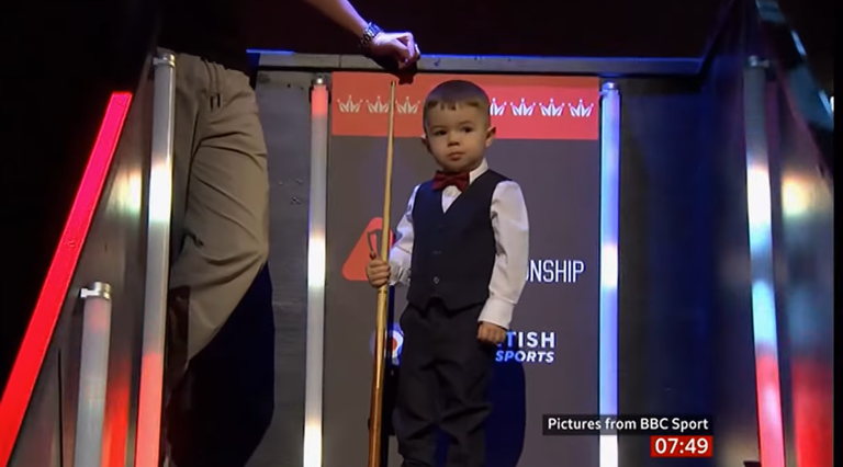 Hνωμένο Βασίλειο: Δίχρονος γίνεται viral κάνοντας «είσοδο» στο Πρωτάθλημα Σνούκερ